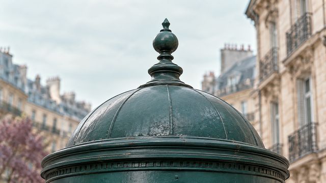 Уличная тумба для объявлений: как горожане узнавали о спектаклях и услугах